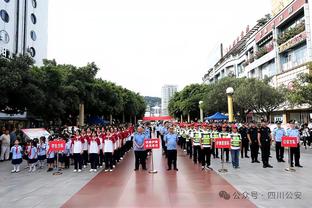 女大二金满罐！贾巴里-史密斯为女友庆祝生日 一起亲密合影留念